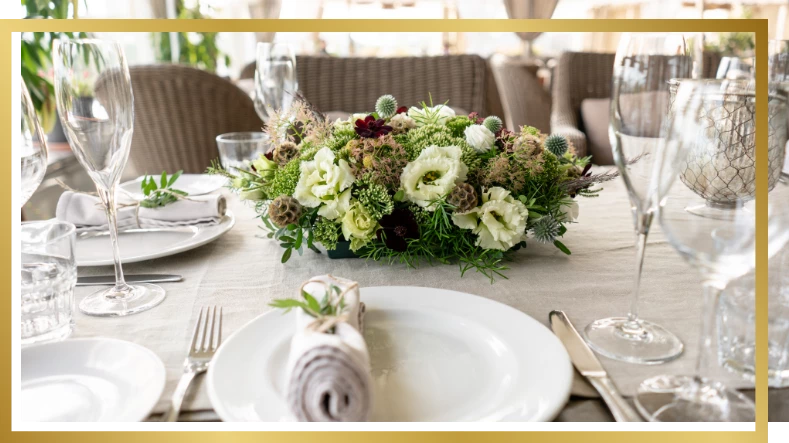 stół i dekoracje kwiatowe